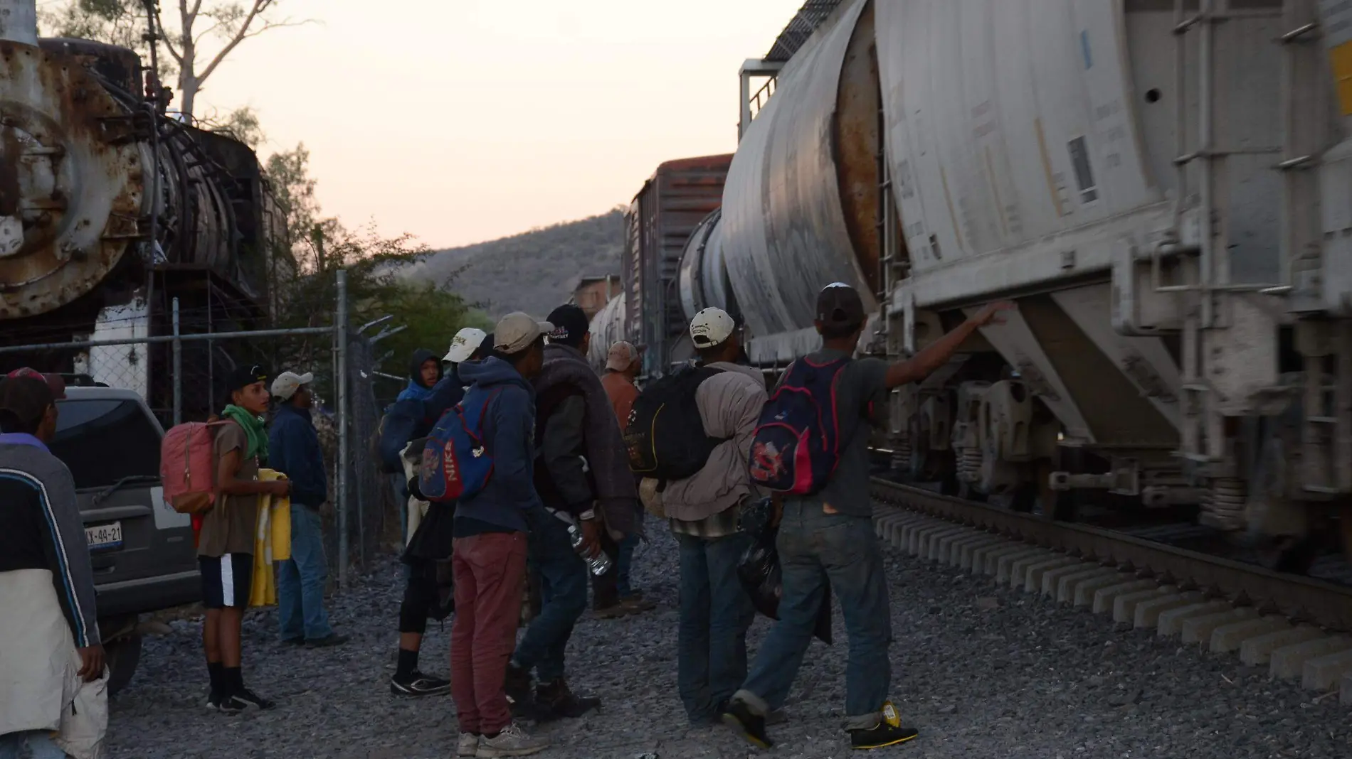 Los migrantes prefieren seguir su camino en busca del sueño americano.  Foto Luis Luévanos.